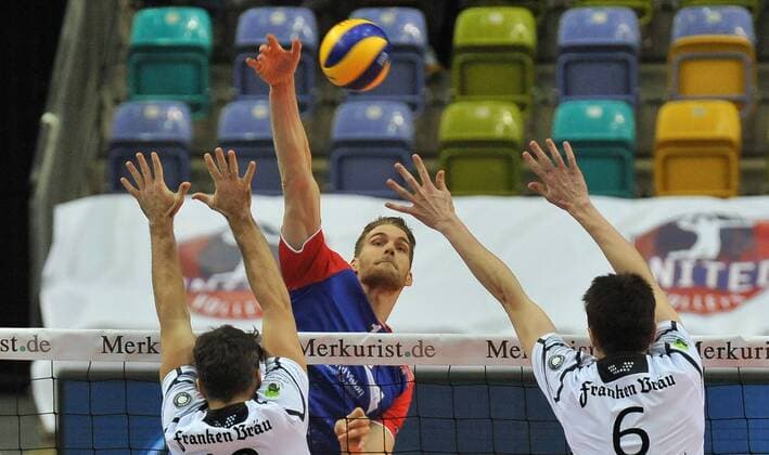 20.01.2016, xtkx, Volleyball 1.Bundesliga, United Volleys - VSG Coburg Grub, emspor v.l. Richard Mauler (Coburg) , Christian Duennes (United Volleys) , Ryan Thompson (Coburg) ,