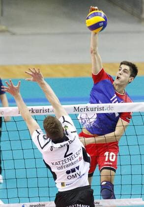 Volleyball Hessen - 1. Bundesliga Männer 20.01.2016 United Volleys Rheinmain (schwarz) - VSG Coburg Grub (ws) v.l. Ariel Katzenelson (Coburg 2), Moritz Reichert (RheinMain 10) United Volleys Rheinmain - VSG Coburg Grub