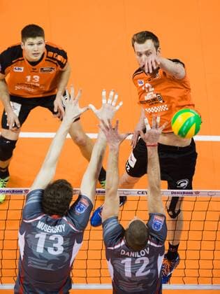 Berlin, Deutschland, 20.01.2016: Volleyball CEV Championsleague Saison 2015 2016 - Berlin Recycling Volleys - Belogorie Belgorod. Ruben Schott (BR Volleys 13) und Paul Carroll (BR Volleys 12) gegen den Block aus Dmitriy Muserskiy (Belgorod 13) und Roman Danilov (Belgorod 12)