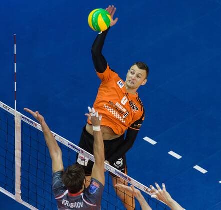 Berlin, Deutschland, 20.01.2016: Volleyball CEV Championsleague Saison 2015 2016 - Berlin Recycling Volleys - Belogorie Belgorod. Paul Lotman (BR Volleys 9) gegen den Block aus Dmitry Krasikov (Belgorod 11)
