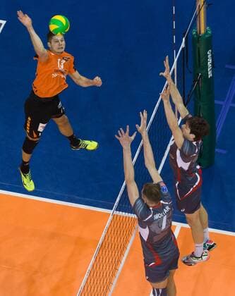 Berlin, Deutschland, 20.01.2016: Volleyball CEV Championsleague Saison 2015 2016 - Berlin Recycling Volleys - Belogorie Belgorod. Ruben Schott (BR Volleys 13) gegen den Block aus Artem Smolyar (Belgorod 7) und Sergey Antipkin (Belgorod 1)