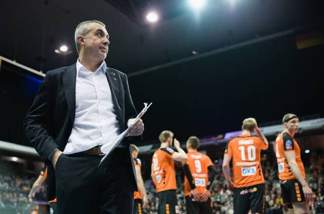 Bilder des Tages - SPORT Berlin, Deutschland, 20.01.2016: Volleyball CEV Championsleague Saison 2015 2016 - Berlin Recycling Volleys - Belogorie Belgorod. Trainer Roberto Serniotti (BR Volleys)