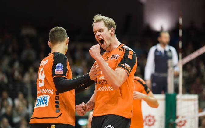 Berlin, Deutschland, 20.01.2016: Volleyball CEV Championsleague Saison 2015 2016 - Berlin Recycling Volleys - Belogorie Belgorod. Jubel Paul Lotman (BR Volleys 9), Sebastian Kühner Kuehner (BR Volleys 20)