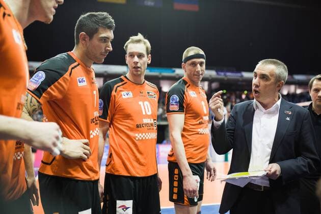 Berlin, Deutschland, 20.01.2016: Volleyball CEV Championsleague Saison 2015 2016 - Berlin Recycling Volleys - Belogorie Belgorod. Trainer Roberto Serniotti (BR Volleys) gibt Anweisungen an v.li. Arpad Baroti (BR Volleys 8), Nicolas Le Goff (BR Volleys 7), Sebastian Kühner Kuehner (BR Volleys 20), Felix Fischer (BR Volleys 6)