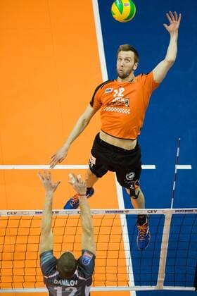 Berlin, Deutschland, 20.01.2016: Volleyball CEV Championsleague Saison 2015 2016 - Berlin Recycling Volleys - Belogorie Belgorod. Paul Carroll (BR Volleys 12) gegen den Block aus Roman Danilov (Belgorod 12)