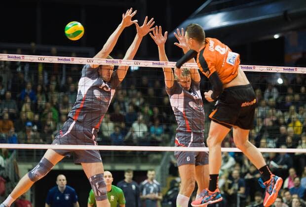 Berlin, Deutschland, 20.01.2016: Volleyball CEV Championsleague Saison 2015 2016 - Berlin Recycling Volleys - Belogorie Belgorod. Paul Lotman (BR Volleys 9) gegen den Block aus Marko Ivovic (Belgorod 15) und Kirill Makeshin (Beogorod 6)