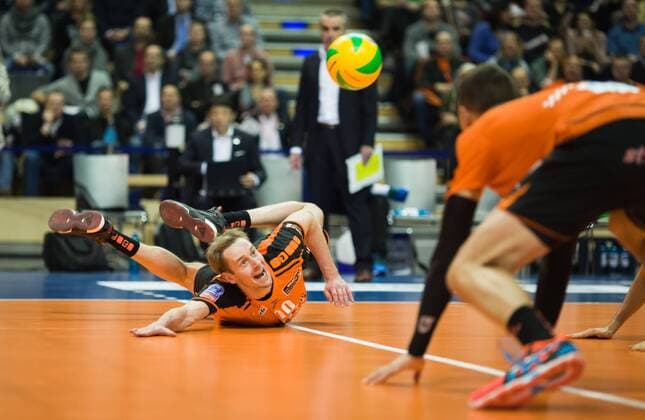 Berlin, Deutschland, 20.01.2016: Volleyball CEV Championsleague Saison 2015 2016 - Berlin Recycling Volleys - Belogorie Belgorod. Sebastian Kühner Kuehner (BR Volleys 20) rettet einen Ball