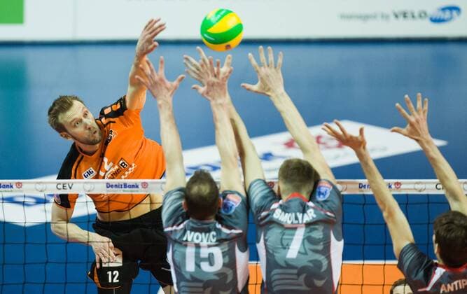 Berlin, Deutschland, 20.01.2016: Volleyball CEV Championsleague Saison 2015 2016 - Berlin Recycling Volleys - Belogorie Belgorod. Paul Carroll (BR Volleys 12) gegen den Block aus Marko Ivovic (Belgorod 15), Artem Smolyar (Belgorod 7) und Sergey Antipkin (Belgorod 1)