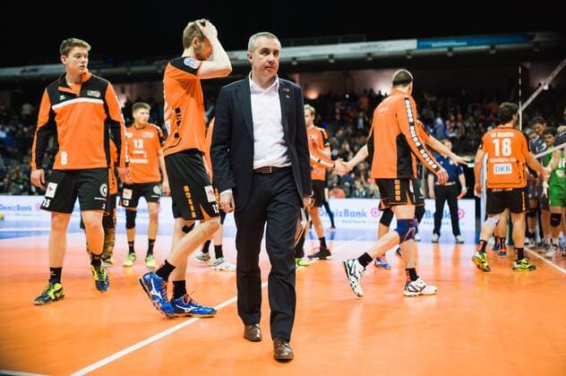 Berlin, Deutschland, 20.01.2016: Volleyball CEV Championsleague Saison 2015 2016 - Berlin Recycling Volleys - Belogorie Belgorod. Frust nach dem Spiel, Trainer Roberto Serniotti (BR Volleys)