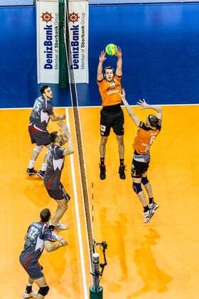 Zuspiel Sebastian Kühner Kuehner (BRVolleys 10) zu Felix Fischer (BRVolleys 6) GER, Berlin, Volleyball, Europa, CEV, Champions League, Saison 2015 2016, Gruppenphase, 20.01.2016, Max-Schmeling-Halle, Berlin Recycling Volleys - Belogorie Belgorod