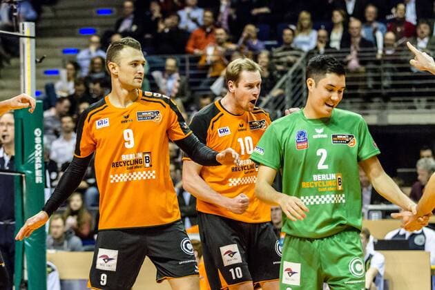 Jubel bei den BR Volleys: v.l.n.r. Paul Lotman (BRVolleys 9), Sebastian Kühner Kuehner (BRVolleys 10) und Erik Shoji (BRVolleys 2) GER, Berlin, Volleyball, Europa, CEV, Champions League, Saison 2015 2016, Gruppenphase, 20.01.2016, Max-Schmeling-Halle, Berlin Recycling Volleys - Belogorie Belgorod