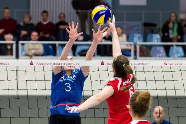 Volleyball 1. Bundesliga Frauen Saison 2015 2016 15. Spieltag am Mittwoch, 20. Januar 2016 in der CU Arena in Hamburg: VT Aurubis Hamburg - VCO Berlin v.l. Saskia Radzuweit (VT Aurubis Hamburg), Pauline Kunkler (VCO Berlin) VT Aurubis Hamburg - VCO Berlin