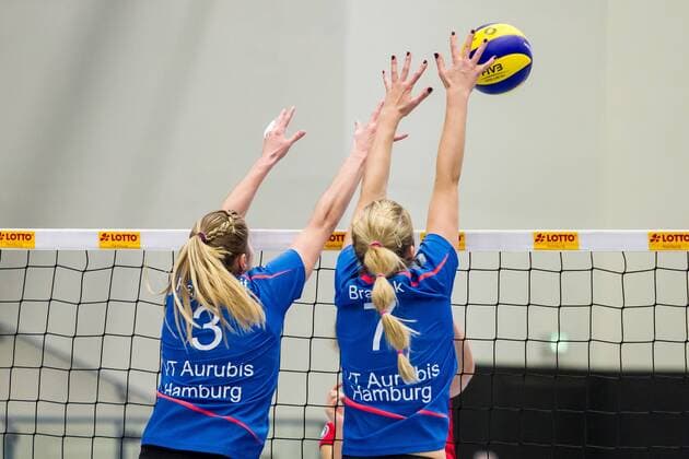 Volleyball 1. Bundesliga Frauen Saison 2015 2016 15. Spieltag am Mittwoch, 20. Januar 2016 in der CU Arena in Hamburg: VT Aurubis Hamburg - VCO Berlin v.l. Saskia Radzuweit (VT Aurubis Hamburg), Nina Braack (VT Aurubis Hamburg) VT Aurubis Hamburg - VCO Berlin