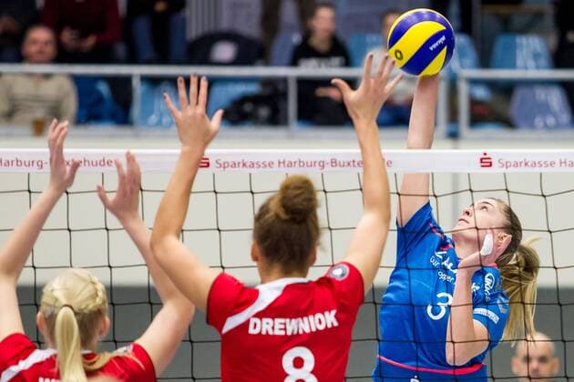 Volleyball 1. Bundesliga Frauen Saison 2015 2016 15. Spieltag am Mittwoch, 20. Januar 2016 in der CU Arena in Hamburg: VT Aurubis Hamburg - VCO Berlin v.l. Merle Weidt (VCO Berlin), Kimberly Drewniok (VCO Berlin), Saskia Radzuweit (VT Aurubis Hamburg) VT Aurubis Hamburg - VCO Berlin