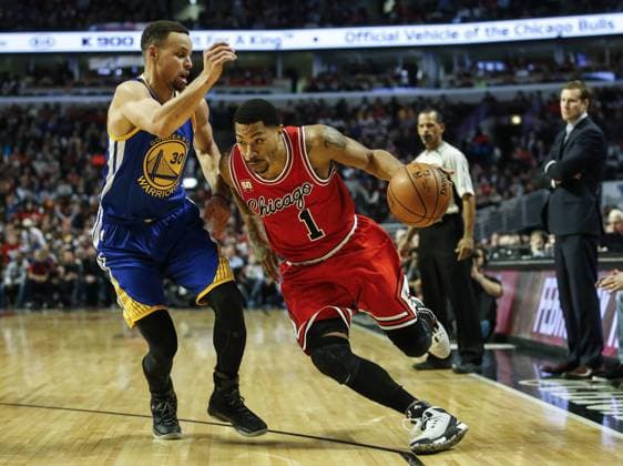 Chicago Bulls guard Derrick Rose (R) drives to the basket against Golden State Warriors guard Stephen Curry (L), during the first half of an NBA Basketball Herren USA game at the United Center in Chicago, Illinois, USA, 20 January 2016. NBA Chicago Bulls vs Golden State Warriors !ACHTUNG: NUR REDAKTIONELLE NUTZUNG!  CHI16 20160121-635889500557282158