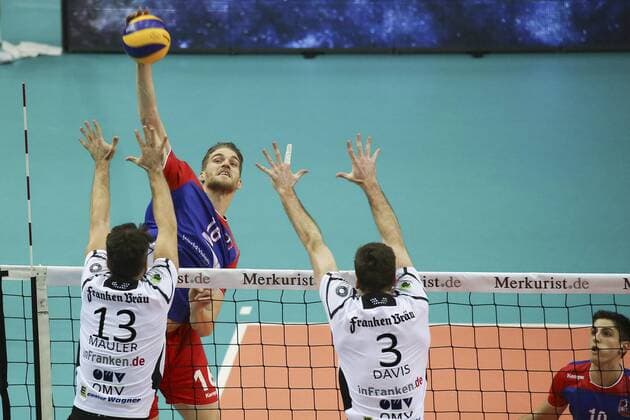 Frankfurt am Main Christian Duennes (United, 16) ueberwindet den Block von Dylan Davis (Coburg, 13) und Richard Mauler (Coburg, 3) Copyright: Roskaritzx Eibner-Pressefoto EP_rrz