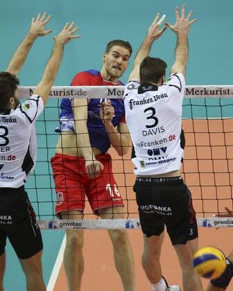 Frankfurt am Main Christian Duennes (United,berwindet den Block von Dylan Davis (Coburg, 13) und Richard Mauler (Coburg, 3) 16) ue Copyright: Roskaritzx Eibner-Pressefoto EP_rrz