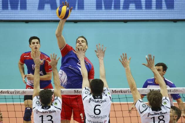 Frankfurt am Main Angriffsball durch Christian Duennes (United, 16). Coburgs Milan Hrinak (Coburg, 16), Thompsen und Lubos Kostolani (Coburg, 18) sind machtlos Copyright: Roskaritzx Eibner-Pressefoto EP_rrz