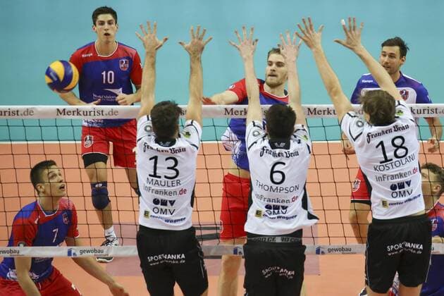 Frankfurt am Main Vollversammlung am Netz. Unitedspieler sind von links Jannis Hopt (United, 7), Moritz Reichert (United, 10), Christian Duennes (United, 16) und Florian Ringseis (United, 1). Auf Coburger Seite blocken Dylan Davis (Coburg, 13), Thompsen und Lubos Kostolani (Coburg, 18) Copyright: Roskaritzx Eibner-Pressefoto EP_rrz