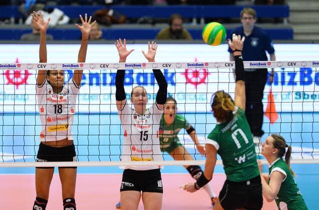 hinterm Netz: Nneka Obiamaka Onyejekwe (18) und Michelle Bartsch (beide Dresden) blocken gegen Katarzyna Ewa Skowromska - Dolata (Wroclaw), Dresdner SC gegen Impel Volleyball Wroclaw (Polen), Volleyball, 2016 CEV DenizBank Volleyball Champions League der Frauen, Championsleague, CL, Margon-Arena Dresden Bodenbacher Straße, DSC, Saison 2015 2016, 20.01.2016,