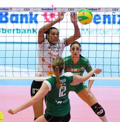 hinterm Netz: Nneka Obiamaka Onyejekwe (Dresden) gegen Milena Maria Radecka (Wroclaw), Dresdner SC gegen Impel Volleyball Wroclaw (Polen), Volleyball, 2016 CEV DenizBank Volleyball Champions League der Frauen, Championsleague, CL, Margon-Arena Dresden Bodenbacher Straße, DSC, Saison 2015 2016, 20.01.2016,