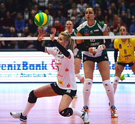 Laura Dijkema (Dresden), dahinter Carolina Costagrande (Wroclaw), Dresdner SC gegen Impel Volleyball Wroclaw (Polen), Volleyball, 2016 CEV DenizBank Volleyball Champions League der Frauen, Championsleague, CL, Margon-Arena Dresden Bodenbacher Straße, DSC, Saison 2015 2016, 20.01.2016,