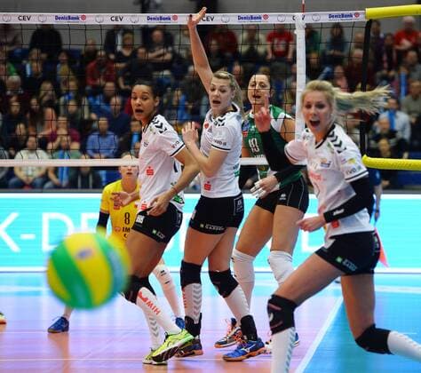 v.l.: Nneka Obiamaka Onyejekwe, Kristina Mikhailenko und Laura Dijkema (alle Dresden) schauen dem Ball nach, Dresdner SC gegen Impel Volleyball Wroclaw (Polen), Volleyball, 2016 CEV DenizBank Volleyball Champions League der Frauen, Championsleague, CL, Margon-Arena Dresden Bodenbacher Straße, DSC, Saison 2015 2016, 20.01.2016,