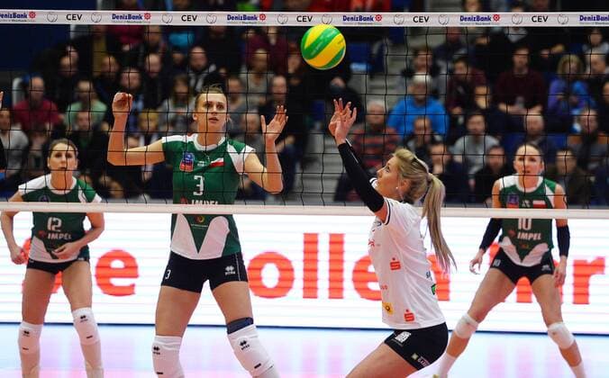 Mitte: Laura Dijkema (Dresden), hinterm Netz: Monika Ptak (Wroclaw), Dresdner SC gegen Impel Volleyball Wroclaw (Polen), Volleyball, 2016 CEV DenizBank Volleyball Champions League der Frauen, Championsleague, CL, Margon-Arena Dresden Bodenbacher Straße, DSC, Saison 2015 2016, 20.01.2016,