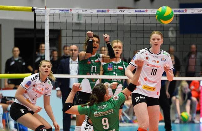 hinterm Netz jubelt Superstar Katarzyna Ewa Skowromska - Dolata (17) und Agnieszka Kakolewska (beide Wroclaw), vorn v.l.: Kristina Mikhailenko, Myrthe Schoot (9) und Katie Slay (alle Dresden), Dresdner SC gegen Impel Volleyball Wroclaw (Polen), Volleyball, 2016 CEV DenizBank Volleyball Champions League der Frauen, Championsleague, CL, Margon-Arena Dresden Bodenbacher Straße, DSC, Saison 2015 2016, 20.01.2016,