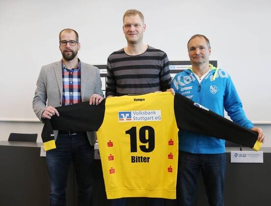 Handball Bundesliga TVB 1898 Stuttgart 21.01.2016 Deutschland Handball Bundesliga Männer TVB 1898 Stuttgart Neuzugang vom HSV Hamburg Torwart Johannes Bitter miite, Jürgen Schweikhardt li. ( Geschäftsführer TVB Stuttgart 1898) Thomas König ( Trainer TVB Stuttgart 1898)
