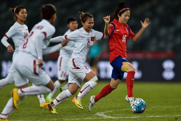 Fußball, Damen, Länderspiel, Südkorea - Vietnam (160121) -- SHENZHEN, Jan. 21, 2016 -- South Korea s Lee Min A (R) vies for the ball during the match against Vietnam at the 2016 Women s Soccer Four Nations Tournament in Shenzhen, south China s Guangdong Province, Jan. 21, 2016. South Korea won the match 5-0. ) (SP)CHINA-SHENZHEN-WOMEN S SOCCER-2016 FOUR NATIONS TOURNAMENT-SOUTH KOREA VS VIETNAM (CN) MaoxSiqian 