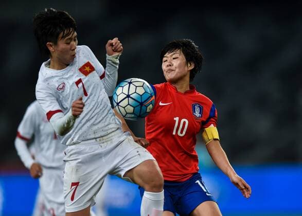 Fußball, Damen, Länderspiel, Südkorea - Vietnam (160121) -- SHENZHEN, Jan. 21, 2016 -- South Korea s Ji Siyun (R) vies with Vietnam s Nguyen Thi Hoa during the 2016 Women s Soccer Four Nations Tournament in Shenzhen, south China s Guangdong Province, Jan. 21, 2016. South Korea won the match 5-0. ) (SP)CHINA-SHENZHEN-WOMEN S SOCCER-2016 FOUR NATIONS TOURNAMENT-SOUTH KOREA VS VIETNAM (CN) MaoxSiqian 