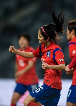 Fußball, Damen, Länderspiel, Südkorea - Vietnam (160121) -- SHENZHEN, Jan. 21, 2016 -- South Korea s Lee Min A (C) celebrates after scoring during the match against Vietnam at the 2016 Women s Soccer Four Nations Tournament in Shenzhen, south China s Guangdong Province, Jan. 21, 2016. South Korea won the match 5-0. ) (SP)CHINA-SHENZHEN-WOMEN S SOCCER-2016 FOUR NATIONS TOURNAMENT-SOUTH KOREA VS VIETNAM (CN) MaoxSiqian 