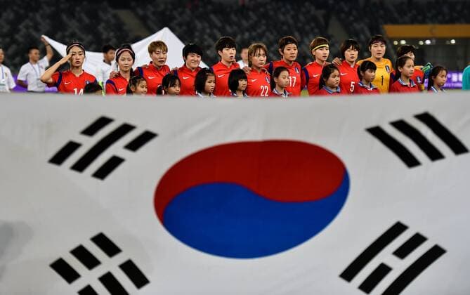 Fußball, Damen, Länderspiel, Südkorea - Vietnam (160121) -- SHENZHEN, Jan. 21, 2016 -- South Korea s players sing the national anthem before their match against Vietnam at the 2016 Women s Soccer Four Nations Tournament in Shenzhen, south China s Guangdong Province, Jan. 21, 2016. South Korea won the match 5-0. ) (SP)CHINA-SHENZHEN-WOMEN S SOCCER-2016 FOUR NATIONS TOURNAMENT-SOUTH KOREA VS VIETNAM (CN) MaoxSiqian 