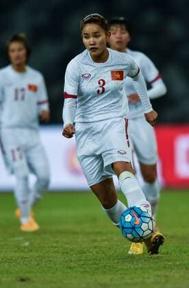 Fußball, Damen, Länderspiel, Südkorea - Vietnam (160121) -- SHENZHEN, Jan. 21, 2016 -- Vietnam s Chuong Thi Kieu controls the ball during the match against South Korea at the 2016 Women s Soccer Four Nations Tournament in Shenzhen, south China s Guangdong Province, Jan. 21, 2016. South Korea won the match 5-0. ) (SP)CHINA-SHENZHEN-WOMEN S SOCCER-2016 FOUR NATIONS TOURNAMENT-SOUTH KOREA VS VIETNAM (CN) MaoxSiqian 