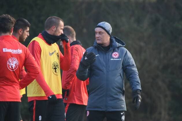 Trainer Armin Veh gibt Haris Seferovic Anweisungen - Eintracht Frankfurt Training, Commerzbank Arena