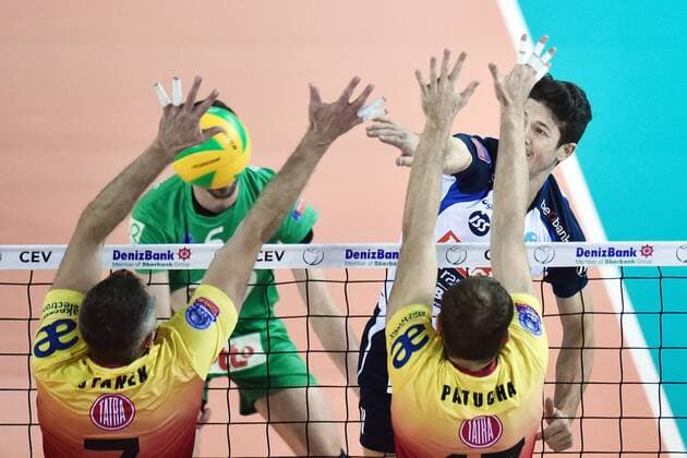 Volleyball, Champions League, Dukla Liberec - Knack Roeselare Men s Volleyball Champions League 5th round group E match, Liberec against Roeselare in Liberec, Czech Republic, January 21, 2016. Gertjan Claes (right) of Roeselare and (from right in yellow) Adam Patucha and Lubomir Stanek of Liberec. (CTKxPhoto RadekxPetrasek) CTKPhotoP201601211005201  PER 5