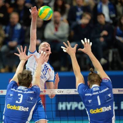 VOLLEYBALL - CEV CL, Tirol vs Ankara INNSBRUCK,AUSTRIA,21.JAN.16 - VOLLEYBALL - CEV Champions League, Hypo Tirol Volleyballteam vs Halkbank Ankara. Image shows Kevin Le Roux (Ankara), Stefan Chrtiansky (Tirol) and Marek Beer (Tirol). GEPAxpictures xAmirxBeganovic