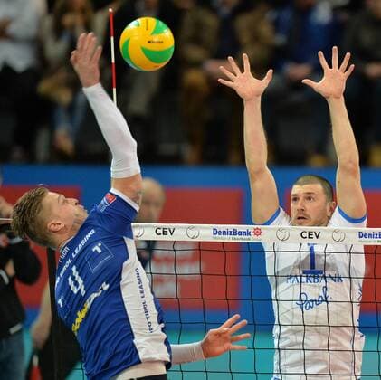 VOLLEYBALL - CEV CL, Tirol vs Ankara INNSBRUCK,AUSTRIA,21.JAN.16 - VOLLEYBALL - CEV Champions League, Hypo Tirol Volleyballteam vs Halkbank Ankara. Image shows Janis Peda (Tirol) and Ulas Kiyak (Ankara). GEPAxpictures xAmirxBeganovic