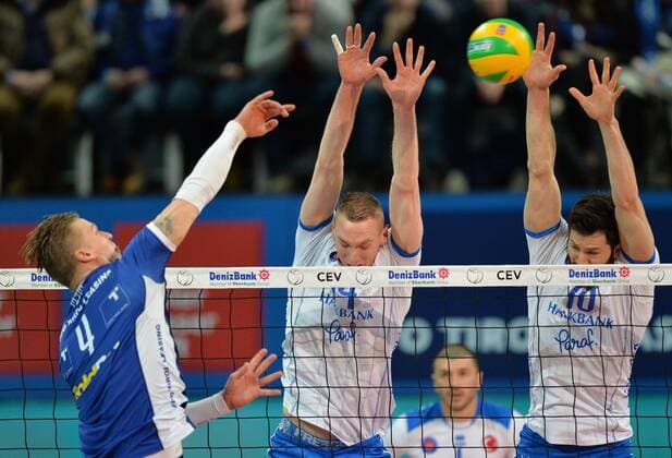 VOLLEYBALL - CEV CL, Tirol vs Ankara INNSBRUCK,AUSTRIA,21.JAN.16 - VOLLEYBALL - CEV Champions League, Hypo Tirol Volleyballteam vs Halkbank Ankara. Image shows Kevin Le Roux (Ankara), Emre Batur (Ankara) and Janis Peda (Tirol). GEPAxpictures xAmirxBeganovic