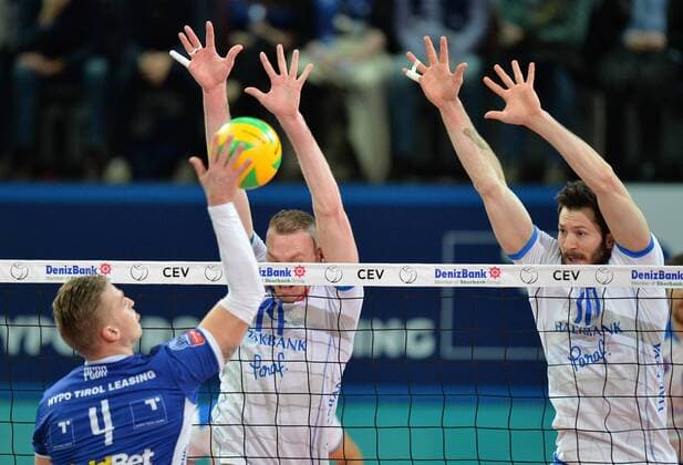 VOLLEYBALL - CEV CL, Tirol vs Ankara INNSBRUCK,AUSTRIA,21.JAN.16 - VOLLEYBALL - CEV Champions League, Hypo Tirol Volleyballteam vs Halkbank Ankara. Image shows Kevin Le Roux (Ankara), Emre Batur (Ankara) and Janis Peda (Tirol). GEPAxpictures xAmirxBeganovic