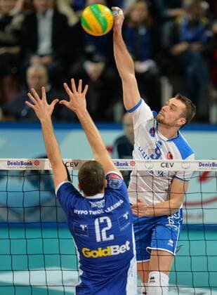 VOLLEYBALL - CEV CL, Tirol vs Ankara INNSBRUCK,AUSTRIA,21.JAN.16 - VOLLEYBALL - CEV Champions League, Hypo Tirol Volleyballteam vs Halkbank Ankara. Image shows Dick Kooy (Ankara) and Gregor Ropret (Tirol). GEPAxpictures xAmirxBeganovic