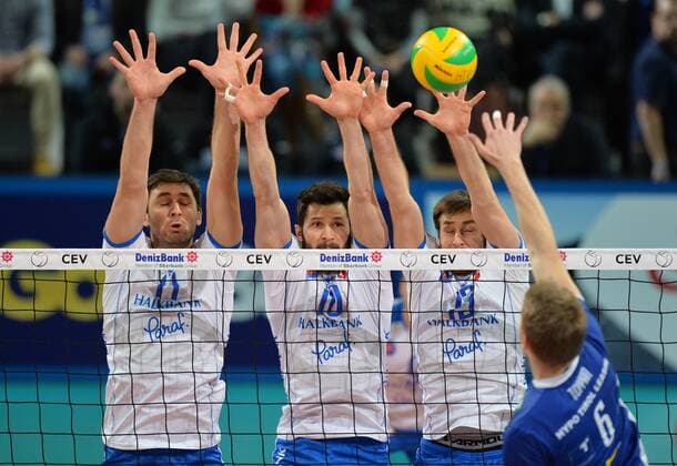 VOLLEYBALL - CEV CL, Tirol vs Ankara INNSBRUCK,AUSTRIA,21.JAN.16 - VOLLEYBALL - CEV Champions League, Hypo Tirol Volleyballteam vs Halkbank Ankara. Image shows Tsvetan Sokolov, Emre Batur, Michal Kubiak (Ankara) and Renee Teppan (Tirol). GEPAxpictures xAmirxBeganovic