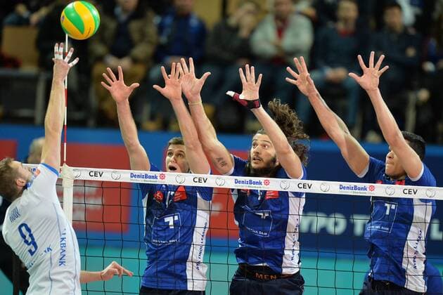 VOLLEYBALL - CEV CL, Tirol vs Ankara INNSBRUCK,AUSTRIA,21.JAN.16 - VOLLEYBALL - CEV Champions League, Hypo Tirol Volleyballteam vs Halkbank Ankara. Image shows Dick Kooy (Ankara), Gregor Ropret, Marek Beer and Gabriel Soares Pessoa (Tirol). GEPAxpictures xAmirxBeganovic