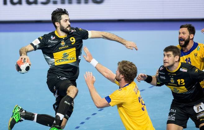 Breslau 20.01.2016, Centennial Hall, Breslau, POL, EHF Euro 2016, Spanien vs Schweden, Gruppe C, im Bild Raul Entrerrios of Spain vs Viktor Ostlund of Sweden during the 2016 EHF Euro group C match between Spain and Sweden at the Centennial Hall in Breslau, Poland on 2016 01 20.  EX_PON  