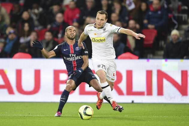 Lucas Moura (PSG) vs MANCEAU Vincent (Angers) FOOTBALL : PSG vs SCO Angers - L1 - Paris - 23 01 2016 JBAutissier Panoramic 