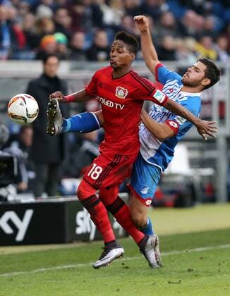 Sinsheim Fußball TSG 1899 Hoffenheim vs. Bayer 04 Leverkusen, v.l. Wendell (Leverkusen), Kevin Volland (Hoffenheim)