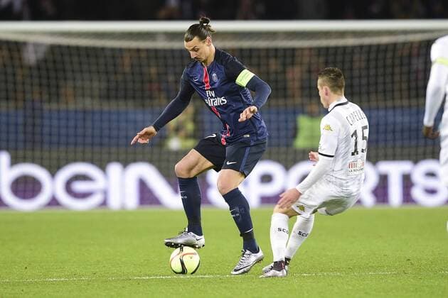 Zlatan Ibrahimovic (PSG) vs CAPELLE Pierrick (Angers) FOOTBALL : PSG vs SCO Angers - L1 - Paris - 23 01 2016 JBAutissier Panoramic 