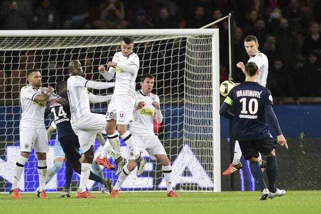 Zlatan Ibrahimovic free kick FOOTBALL : PSG vs SCO Angers - L1 - Paris - 23 01 2016 JBAutissier Panoramic 
