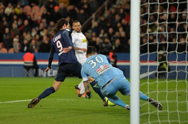Edinson Cavani (psg) - Alexandre Letellier (ang) FOOTBALL : Paris SG vs Angers - Ligue 1 - 23 01 2016 AnthonyBIBARD FEP Panoramic 